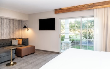 Standard Room, 1 King Bed, Accessible Bathtub