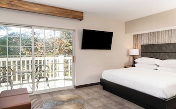 Deluxe Room, 1 King Bed, Courtyard View