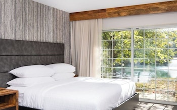 Deluxe Room, Multiple Beds, Courtyard View