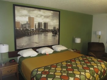 Classic Room, 1 King Bed, Smoking