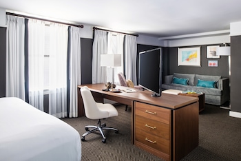 Suite, 1 King Bed, Accessible (Comfy)