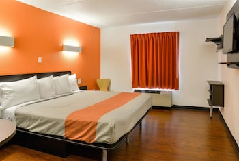 Deluxe Room, 1 King Bed, Non Smoking, Refrigerator & Microwave