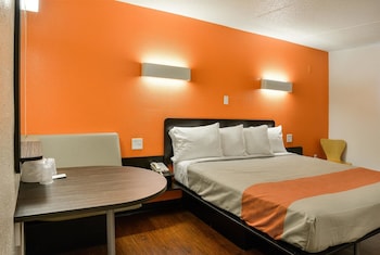 Deluxe Room, 1 King Bed, Non Smoking, Refrigerator & Microwave
