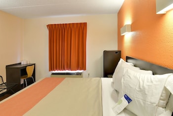 Deluxe Room, 1 King Bed, Non Smoking, Refrigerator & Microwave