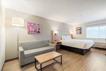 Standard Room, 1 King Bed, Accessible, Refrigerator & Microwave