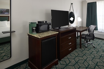 Deluxe Room, 1 King Bed, Accessible (Shower)