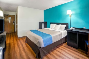 Deluxe Room, 1 King Bed, Non Smoking, Refrigerator & Microwave
