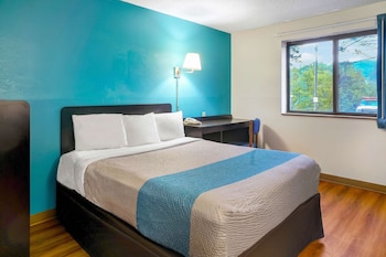 Deluxe Room, 1 King Bed, Non Smoking, Refrigerator & Microwave