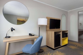 Suite, 1 King Bed, Non Smoking