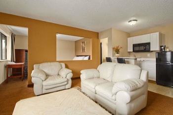Suite, 1 King Bed, Kitchen