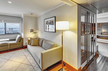 Vinoy Suite, Club lounge access, Suite, 1 King, Corner room