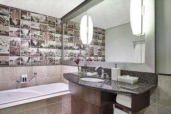 Vinoy Suite, Club lounge access, Suite, 1 King, Corner room