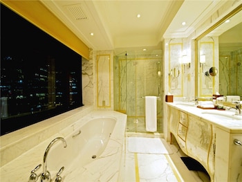 Kunlun Club Deluxe Room