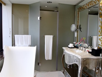 Kunlun Club Deluxe Room