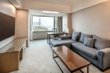 1 Queen Bed One Bedroom Suite