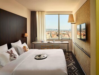 Room, 1 King Bed (Medium Mama)