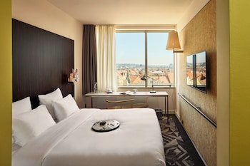 Room, 1 King Bed (Medium Mama)