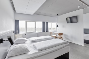 Family Room, 2 Twin Beds