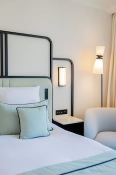 Deluxe Room, 1 Queen Bed, City View