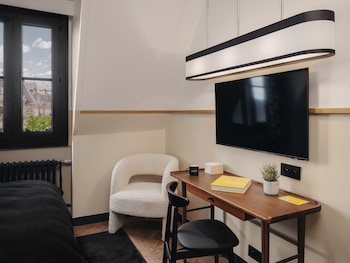 Cosy Room, Eiffel Tower View