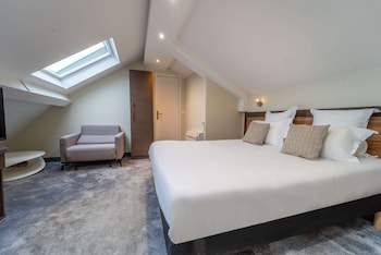 Junior Suite, 1 Queen Bed, Non Smoking (with Single Sofabed)