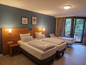 Standard Room, 1 Queen Bed, Garden View