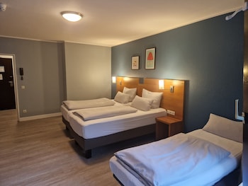 Standard Room, 1 Queen Bed, Garden View