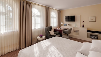 Standard Room, 1 Queen Bed, Garden View