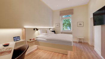 Standard Room, 1 Queen Bed, Garden View