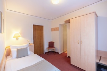 Deluxe Double Room (Three People)