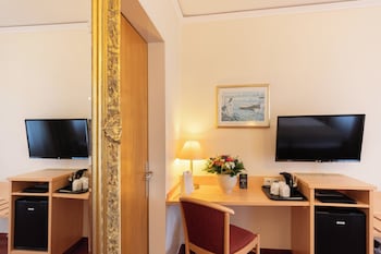 Deluxe Double Room (Three People)