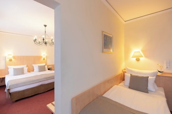 Deluxe Double Room (Three People)