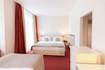 Deluxe Double Room (Three People)