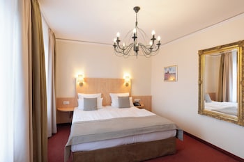 Deluxe Double Room (Three People)