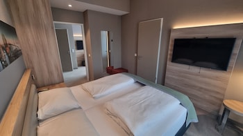 Suite, Balcony