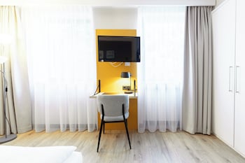 Standard Room, 1 Queen Bed