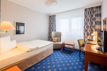 Standard Room, 1 Queen Bed (Shower Only)