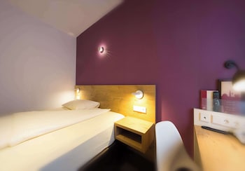 Standard Room, 1 Queen Bed