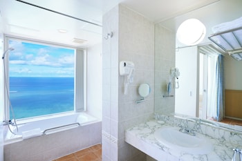 Deluxe Ocean Front 2 King Beds
