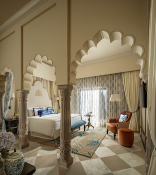 Palace Room, Room