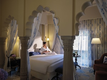 Palace Room, Room