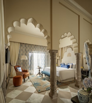 Palace Room, Room
