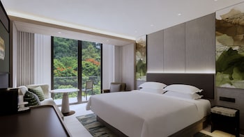 Premier Room, 1 King Bed, Balcony