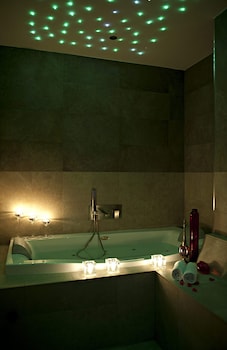 Suite, Jetted Tub