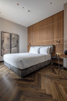 Executive Suite, Courtyard View