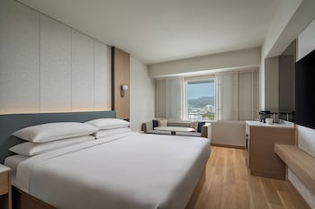Club Room, 1 King Bed, Non Smoking