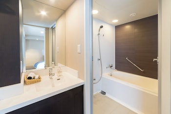 Corner Triple Room, Non Smoking, City View (43 square meters)