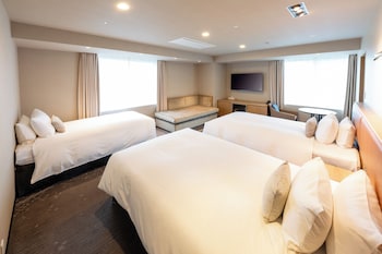 Corner Triple Room, Non Smoking, City View (43 square meters)