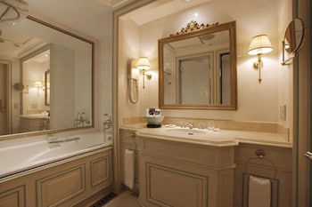 [Check-in 15:00]  Tower High Floor Suite Double, Non Smoking