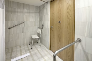 Classic Room, 1 King Bed, Accessible Bathtub (Mobility)